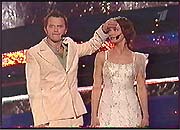 Ведущие Конкурса Песни Евровидение 2003 - Ренарс Кауперс (Renars Kaupers) и Мария Н (Marie N). Перед подсчетом голосов. Ренарс пытается расслабиться (Шутка ! ;-) 